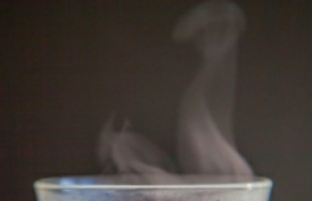 『アイスカフェラテ』用のプラスチックカップに注がれていたのが、実は『熱々のカフェラテ』であることが発覚してしまった件。