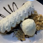 ライ麦クレープ生地で巻いたバナナのスイーツ🍨✨ ホイップクリーム&グラノーラを添えて💯