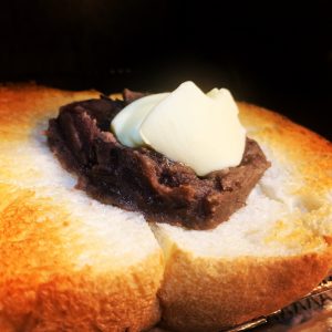 涼しい日には甘さ控えめあんこ＆じゅわっと溢れるバターのあんバタートーストを、温かい珈琲で流し込むっ😋